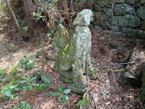 koma 狛犬。裏。顔無し2026-03-28