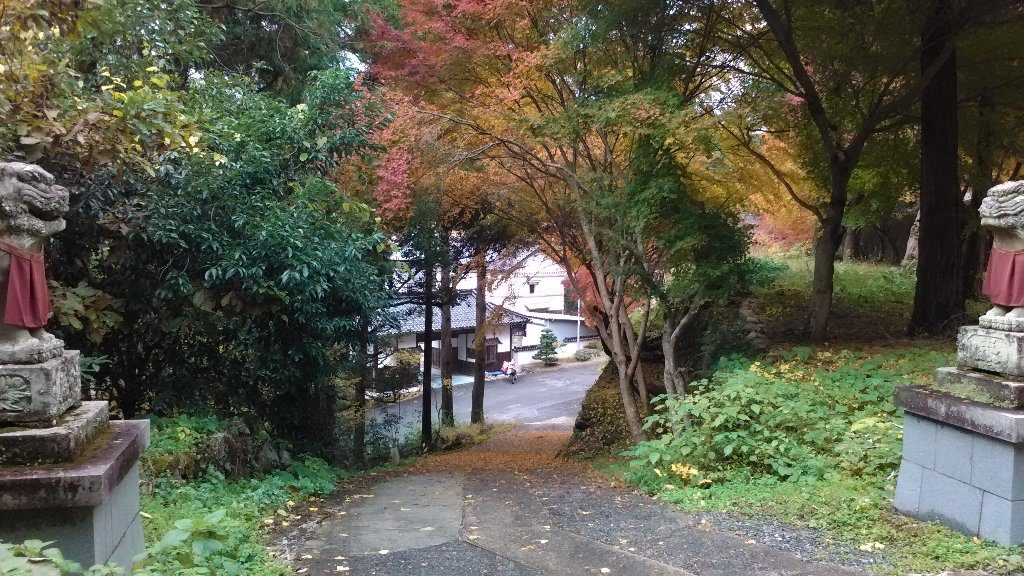 奥の宮から木山寺の長屋門が見えます。