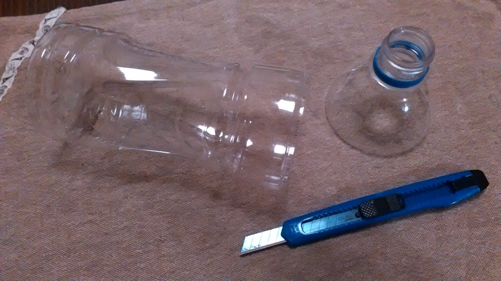 ペットボトルをカッターで切る。