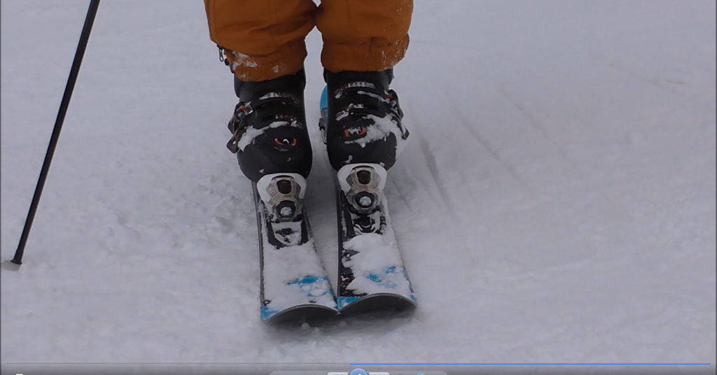 edge flat both-ski エッジ。寝る。両足スキー。アップ。左右反転画像