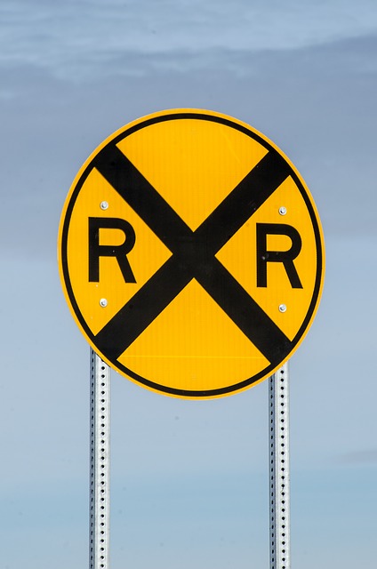 railroad-crossing-sign-1110083_640