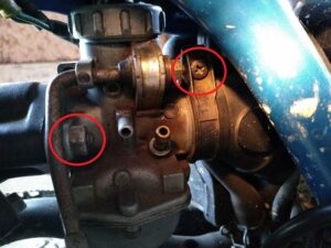carburetor insulator bolt remove hoses ホース類取り外し2
