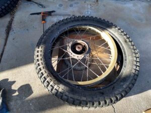 wheel in tire ホイールをタイヤの中に落とし込む