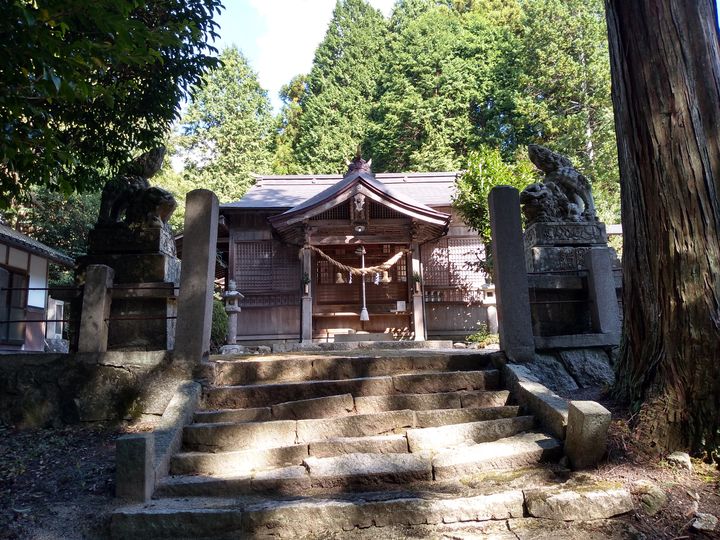 泉嵓神社。拝殿