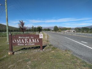 airfield entrance 飛行場の入口。看板