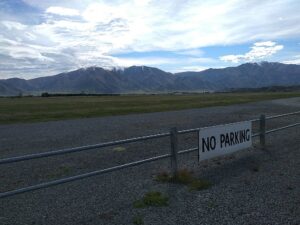 no parking 駐車禁止。オマラマ飛行場