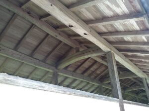 渡り廊下。舟形天井