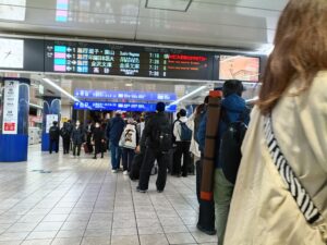 HND 羽田空港駅。エスカレーター列
