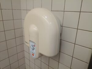 HND 羽田空港。トイレ。温風乾燥機