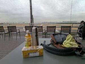HND 羽田空港。展望デッキ。朝ごはん