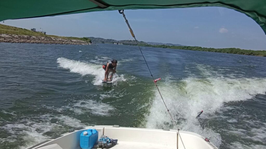 wake surfing 波に遅れそうなときは板の先に手を付ける2026-08-01