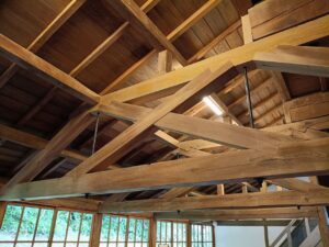 truss トラス。廊下の天井