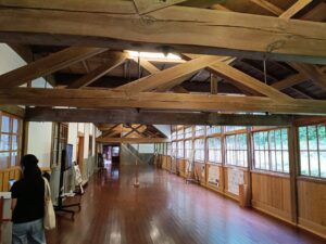 truss トラス。廊下の天井2