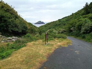 知夫赤壁。駐車場から島