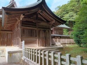 隠岐神社。拝殿横