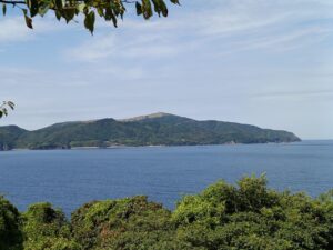 木路ヶ崎。灯台からアカハゲ山を望む