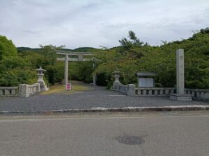隠岐神社。入口。鳥居