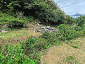知夫赤壁。猫が岩屋古墳群。玄室