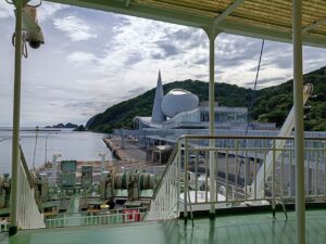 七類港。モニュメント。フェリーから2
